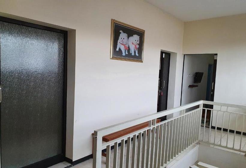 酒店 Oyo 90252 Villa Dini & Homestay Batu