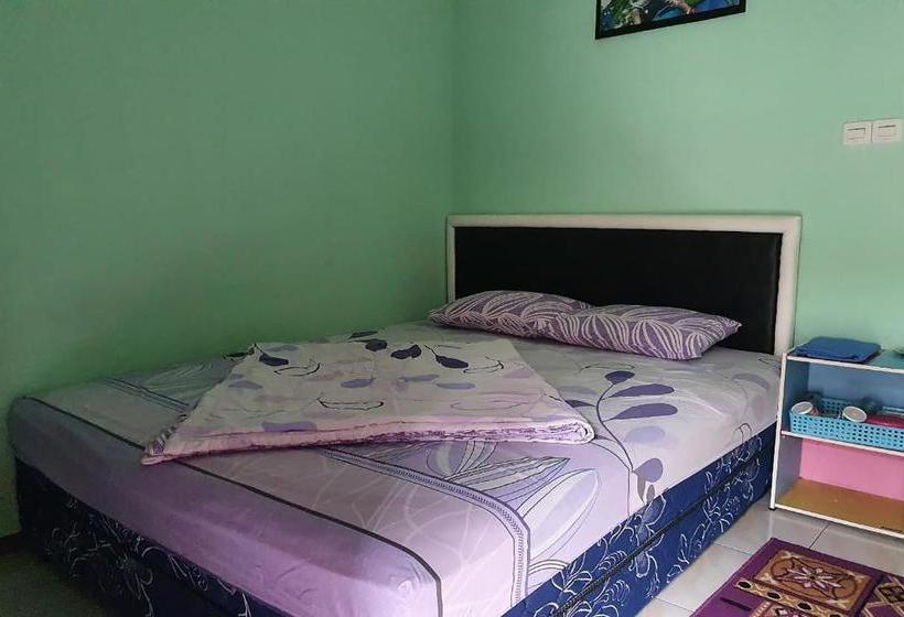 酒店 Oyo 90252 Villa Dini & Homestay Batu