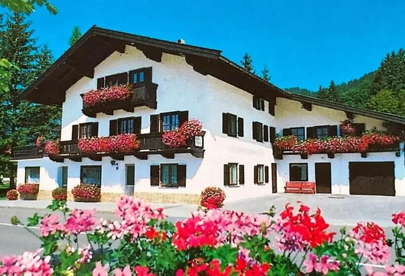 ペンション Gästehaus Häuslweber