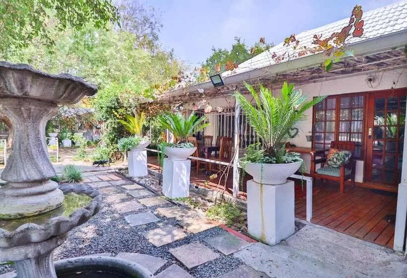 Majatalo Snooze A Lot Guesthouse