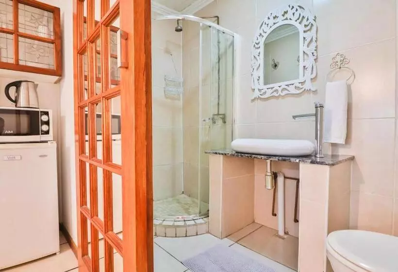 Majatalo Snooze A Lot Guesthouse