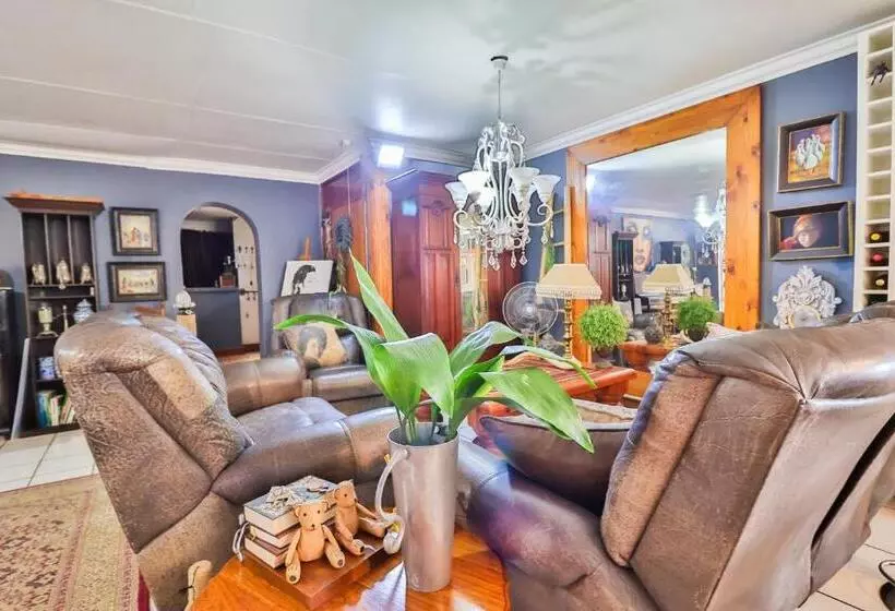 Majatalo Snooze A Lot Guesthouse