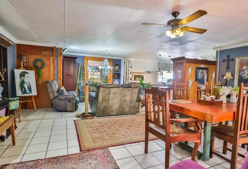 Majatalo Snooze A Lot Guesthouse