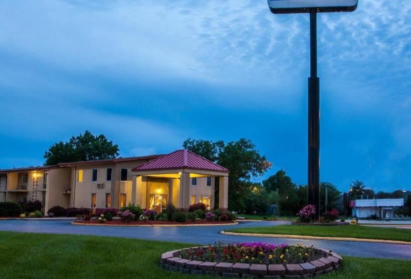 Отель Amerihost Inn & Suites