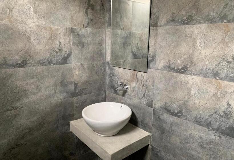 Hotel Delmond Lake Anuradhapura