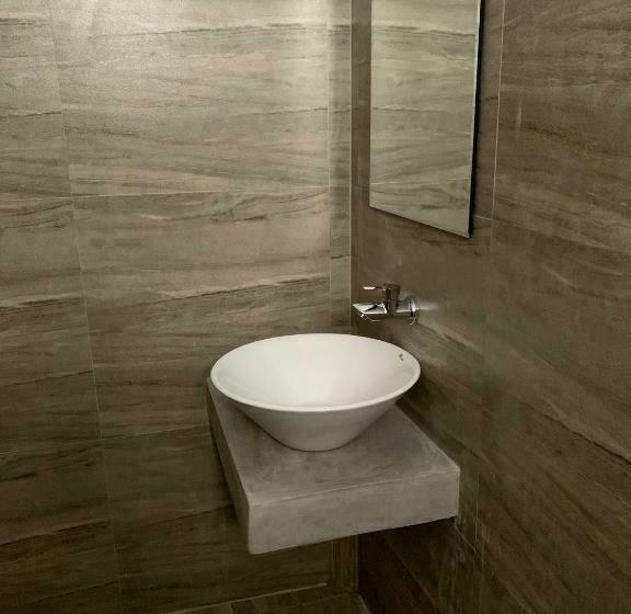 Hotel Delmond Lake Anuradhapura