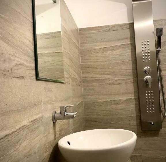 Hotel Delmond Lake Anuradhapura