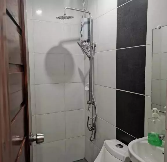 Reddoorz Plus @ Jollydays Hotel Nueva Ecija