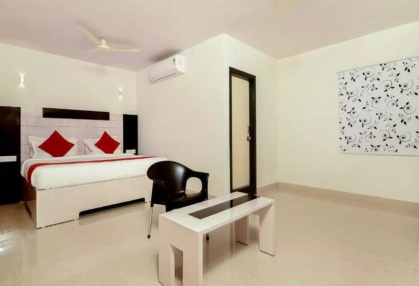 ホテル Oyo 39904 Swarna Palace