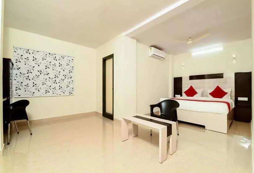 ホテル Oyo 39904 Swarna Palace
