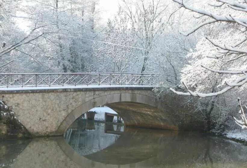 Aamiaismajoitus (B&B) Le Moulin De Poilly