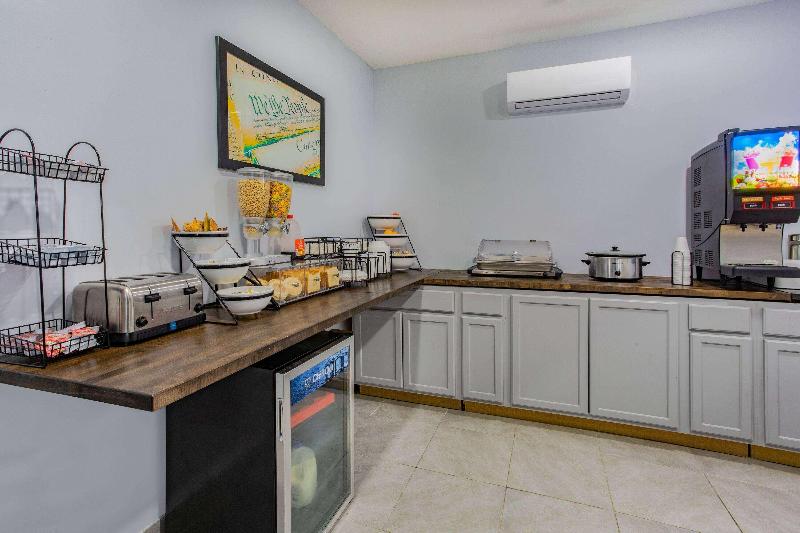 בית מלון כפרי Americinn By Wyndham Quincy