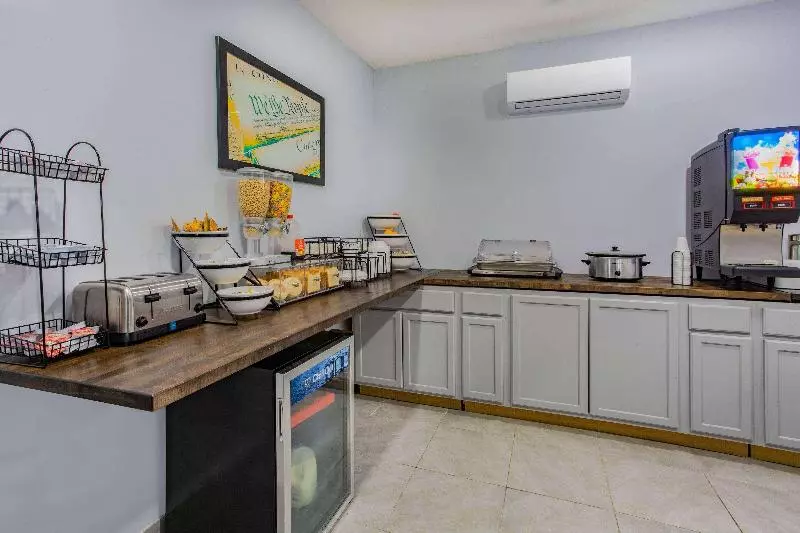 Отель Americinn By Wyndham Quincy