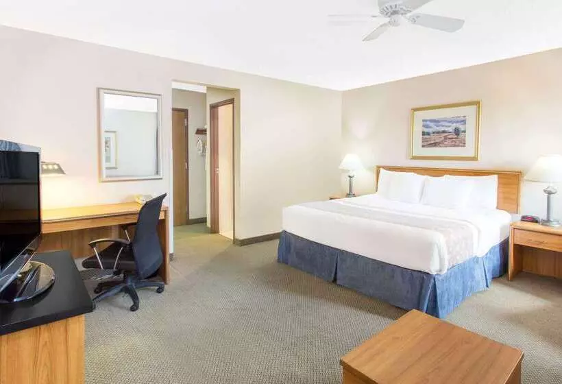 هتل Baymont By Wyndham Davenport