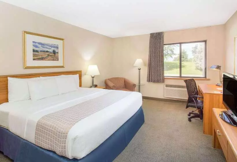 هتل Baymont By Wyndham Davenport