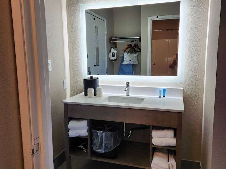 فندق Baymont By Wyndham Davenport