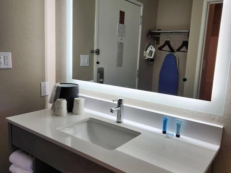 فندق Baymont By Wyndham Davenport