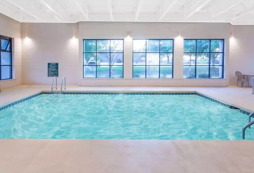 هتل Baymont By Wyndham Davenport