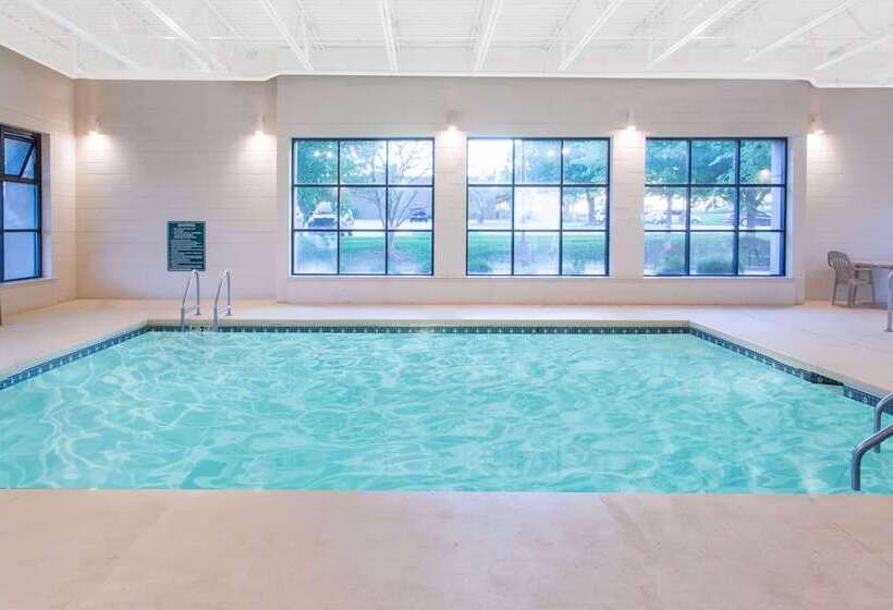 فندق Baymont By Wyndham Davenport