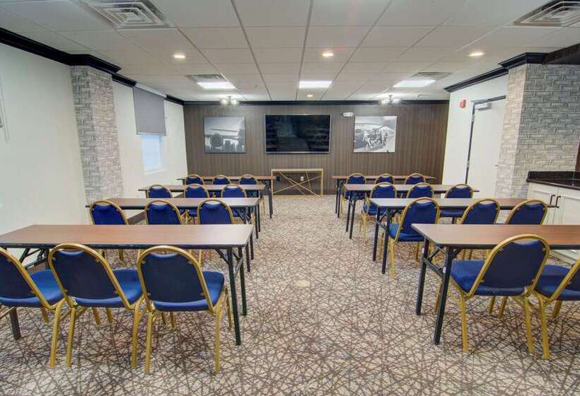 בית מלון כפרי Comfort Suites Newport News Airport