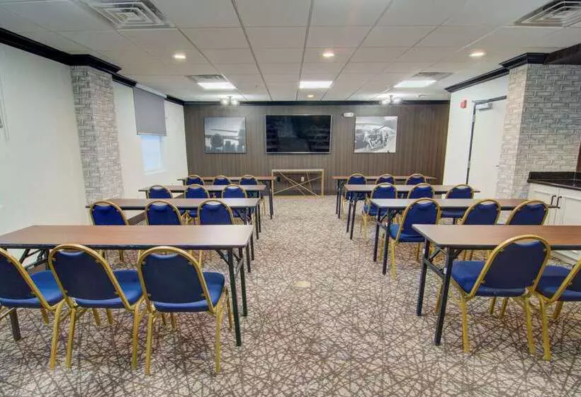 هتل Comfort Suites Newport News Airport