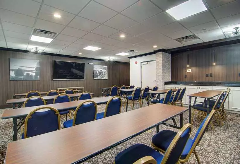 هتل Comfort Suites Newport News Airport