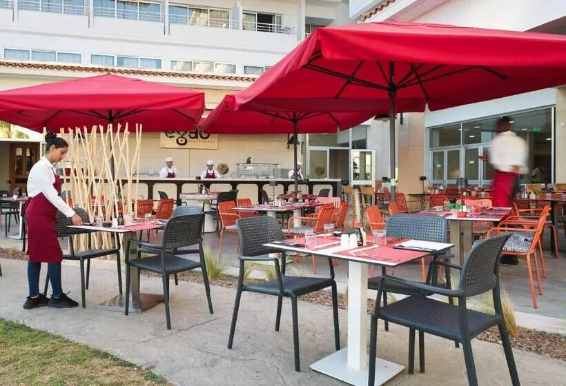 Отель Leonardo Cypria Bay