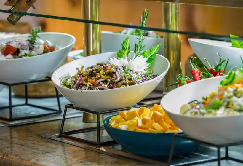 Отель Leonardo Cypria Bay