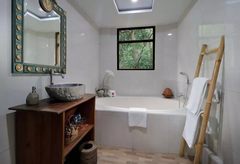 Hotelli Keramas Sacred River Retreat Resort And Villa