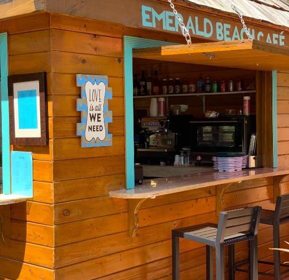 Hotel Emerald Beach Resort