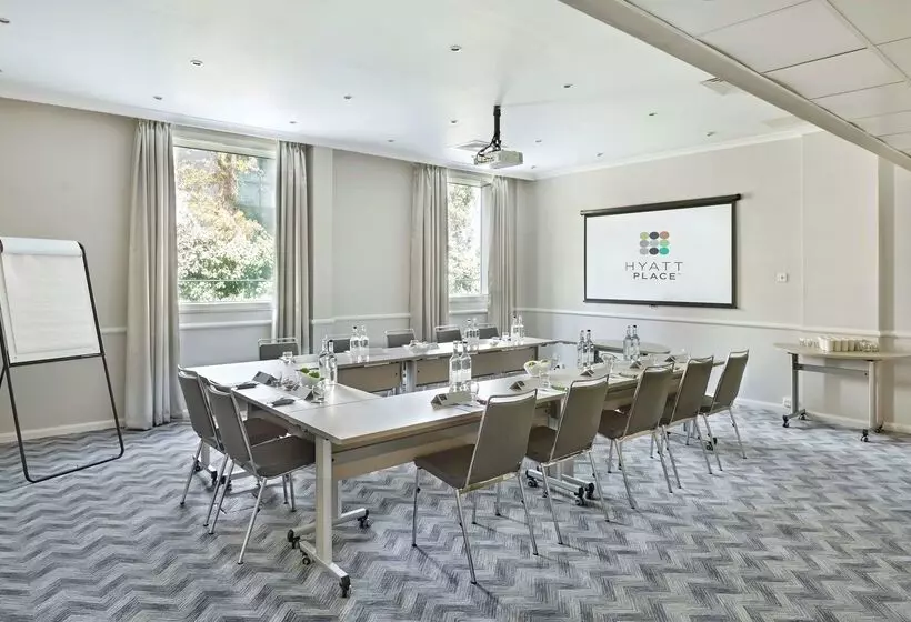 Отель Hyatt Place London Heathrow Airport