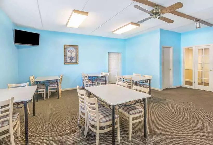 Hotelli Super 8 By Wyndham Knoxville Downtown Area