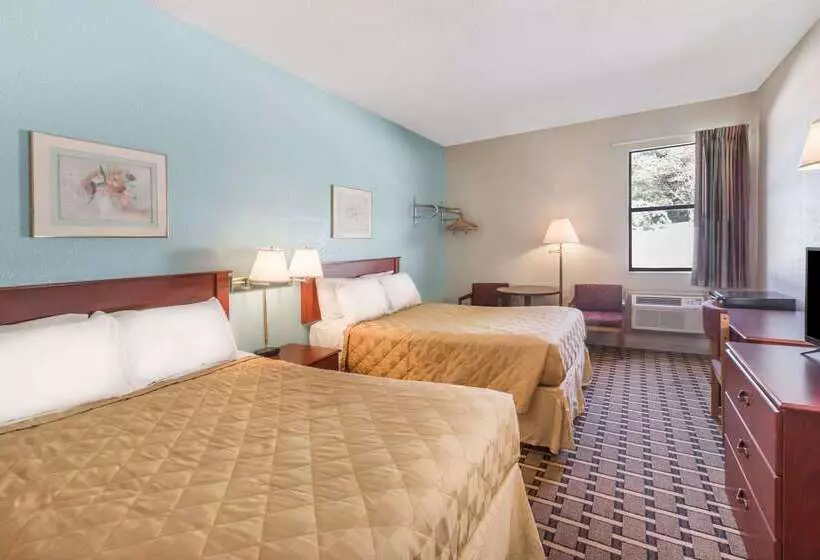 Hotelli Super 8 By Wyndham Knoxville Downtown Area