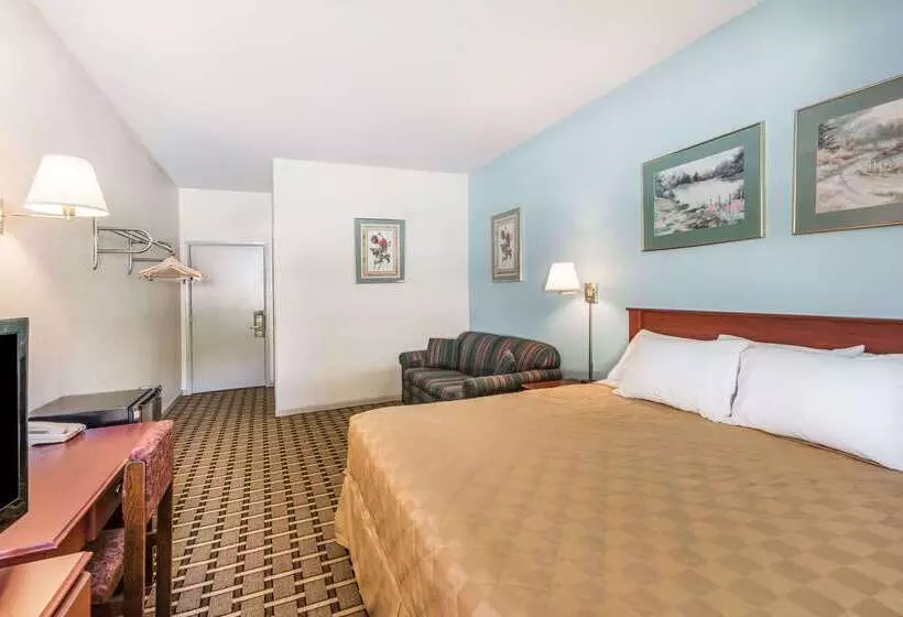 Hotelli Super 8 By Wyndham Knoxville Downtown Area