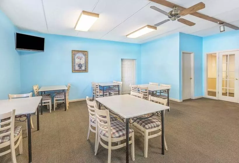 Hotelli Super 8 By Wyndham Knoxville Downtown Area