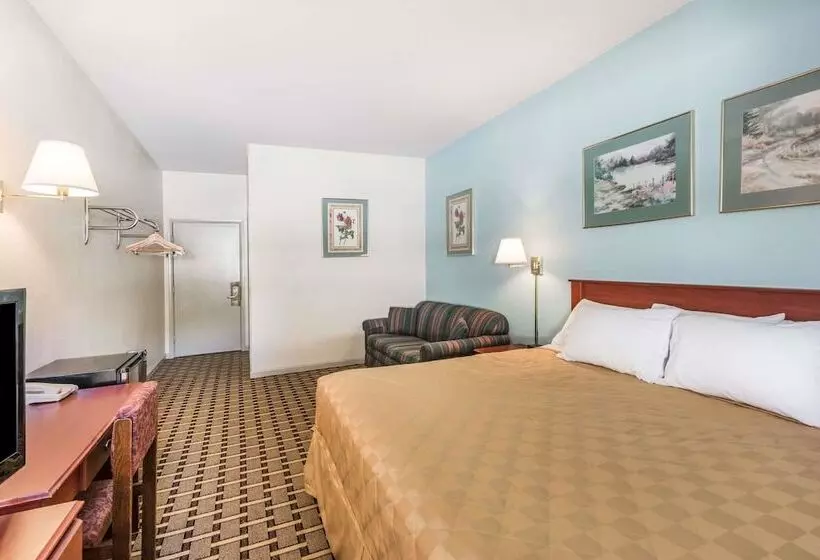 Hotelli Super 8 By Wyndham Knoxville Downtown Area