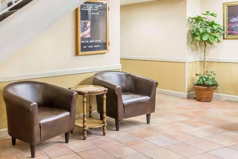 Hotelli Super 8 By Wyndham Knoxville Downtown Area