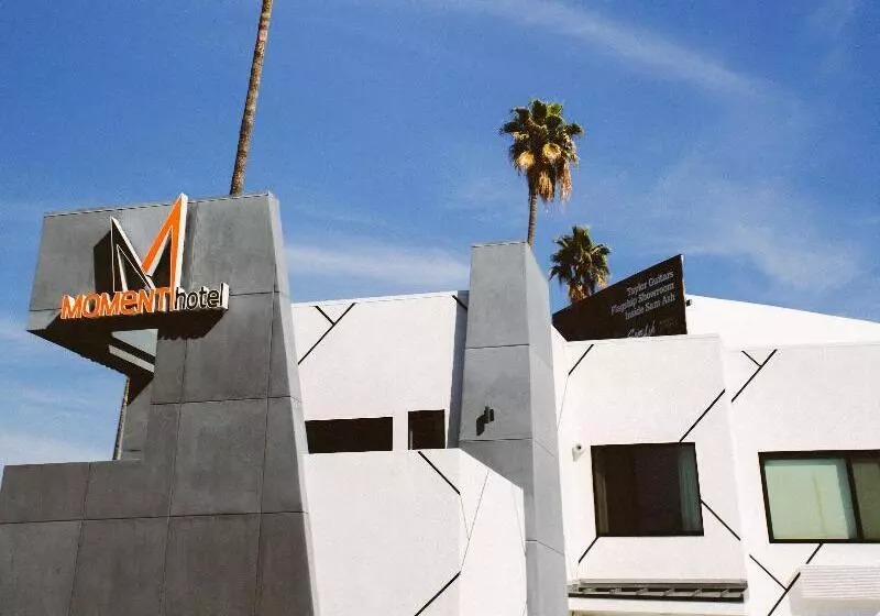 هتل The Moment