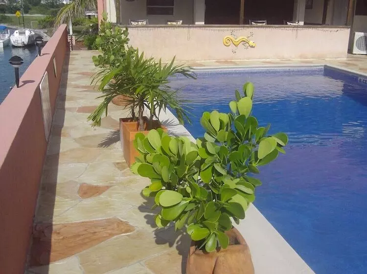 هتل Dundee Bay Villas