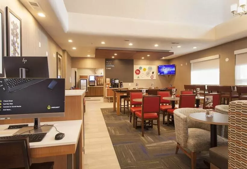 בית מלון כפרי Holiday Inn Express & Suites