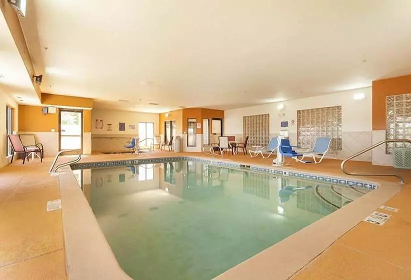 בית מלון כפרי Holiday Inn Express & Suites