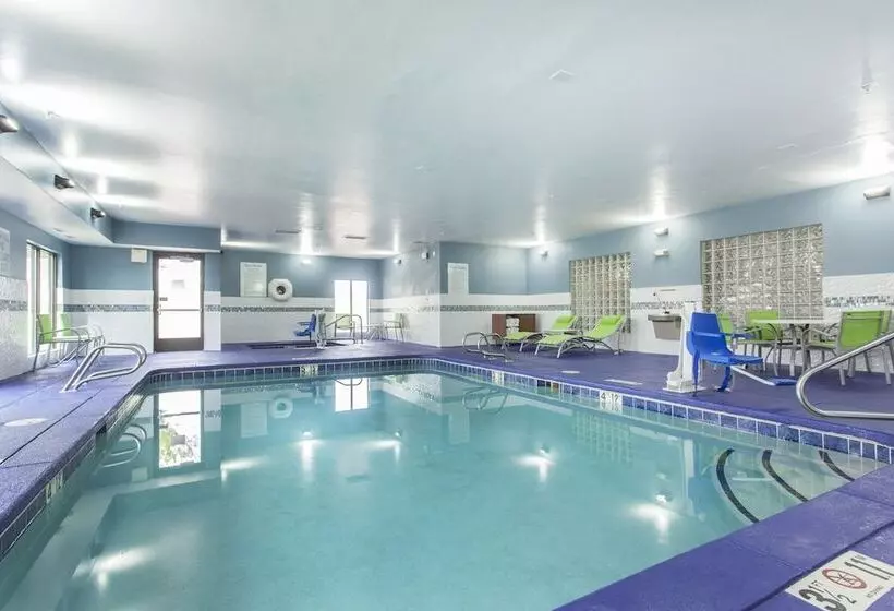 בית מלון כפרי Holiday Inn Express & Suites