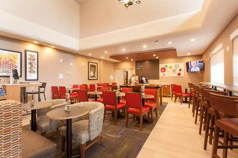 בית מלון כפרי Holiday Inn Express & Suites