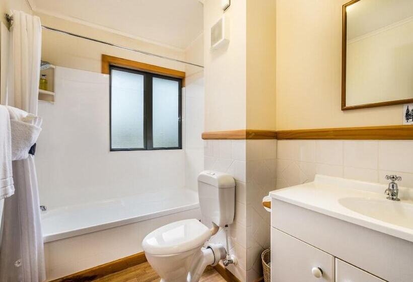 בית מלון כפרי Lakefront Lodge Taupo