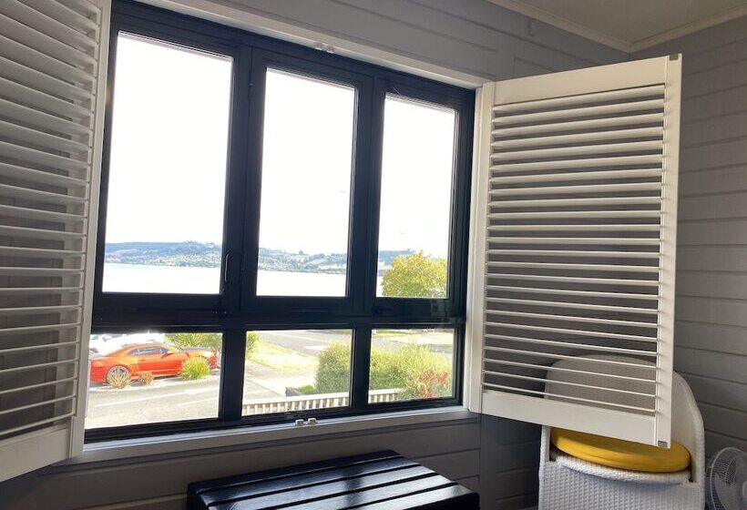 בית מלון כפרי Lakefront Lodge Taupo