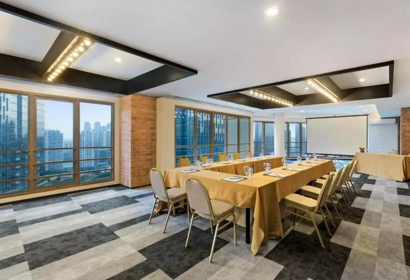 בית מלון כפרי Somerset Grand Citra Jakarta