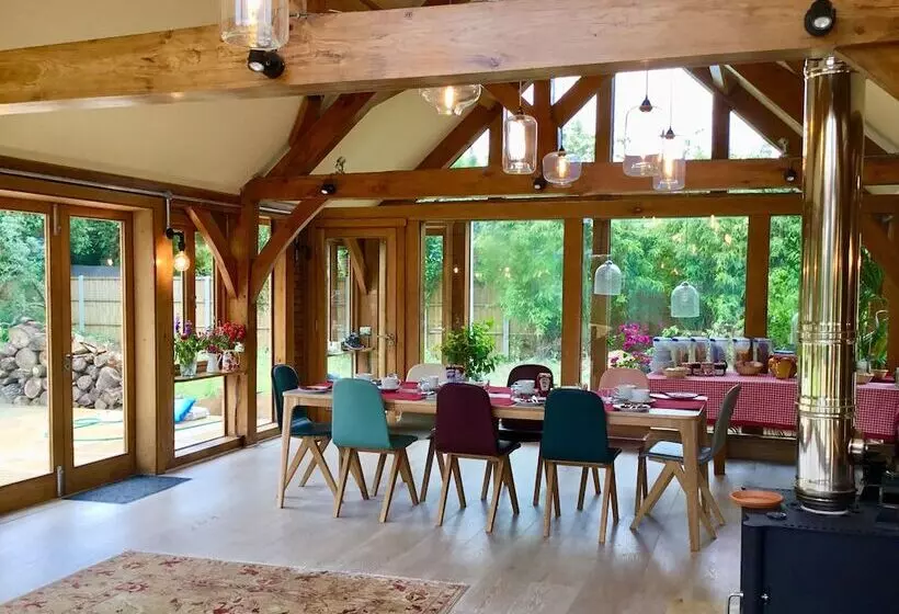 Hotelli Heathrow Cottages B&b