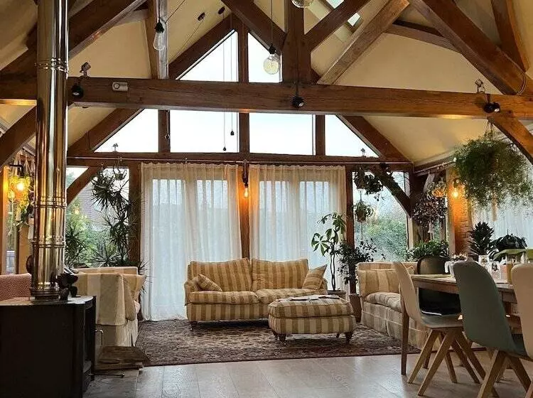 Hotelli Heathrow Cottages B&b