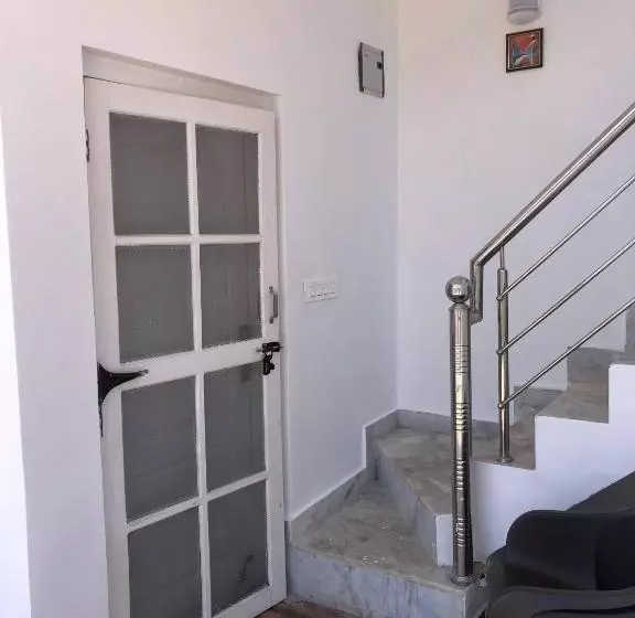 Majatalo White House In Nainital