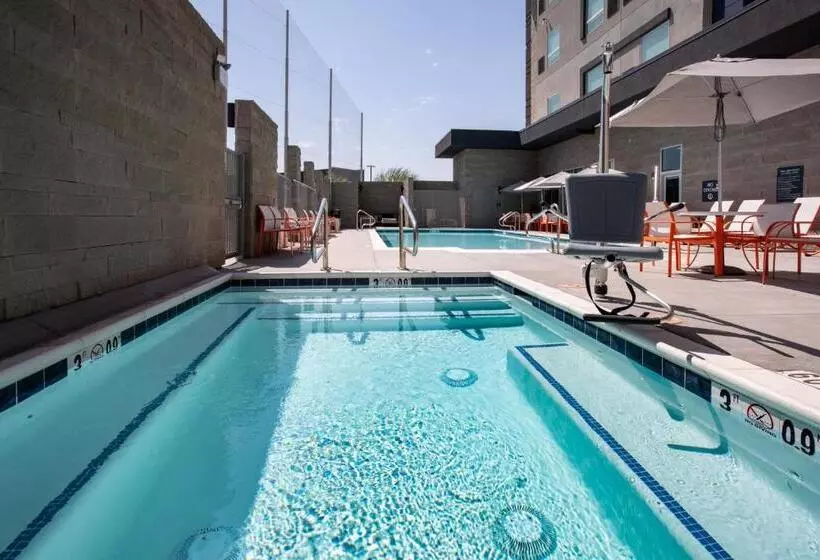 هتل Holiday Inn Glendale   Stadium & Ent Dist